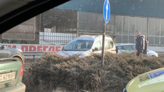 Катастрофа затруднява движението на 4-и километър в столицата