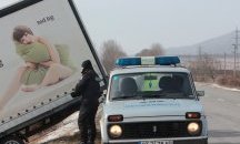 Ураганен вятър обърна камион в канавка