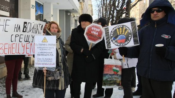 Демонстрация в подкрепа на Николас Мадуро пред посолството на Венецуела в столицата