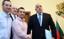 Борисов получи от Алберт Попов картини и спортна екипировка