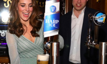 Принц Уилям и Кейт Мидълтън наливаха бира в бар в Белфаст