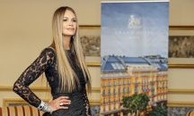 Ел Макферсън отиде на Виенския бал с тоалет на българка