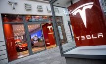 Шоурум на Tesla в Западен Съсекс изгоря