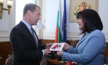 Караянчева посрещна Медведев с мартеница