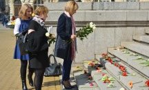Жени, жертви на домашно насилие, положиха цветя по стълбите на Народното събрание