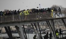 "Жълти жилетки" блокираха мост над Сена, водещ до Айфеловата кула