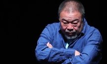 Ай Вейвей иска да купи тонове копчета от затваряща фабрика в Лондон