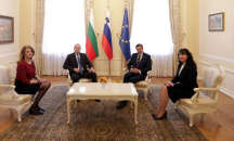 Словенският президент се пошегува със следи от червило по бузата от Деси Радева