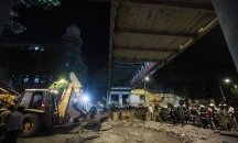 Множество жертви при срутване на мост в Мумбай