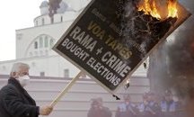 Протестиращи опитват да щурмуват парламента в Албания