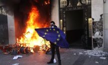 "Жълтите жилетки" разграбиха и опожариха модни бутици на "Шанз-Елизе"