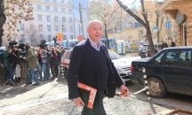 Станишев влезе на пленума на БСП с подарък за сина на Елена