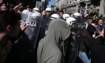 Напрежението в Сърбия ескалира, протестиращите стигнаха до президентството