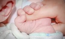 Болница раздаде корони на всички новородени в чест на кралското бебе