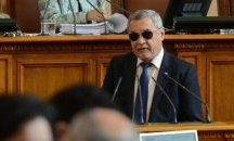 Валери Симеонов изненада с тъмни очила от трибуната на Парламента