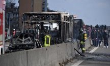 Шофьор на автобус с деца го отвлече и подпали край Милано