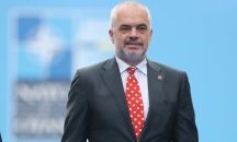 Нападнаха автомобила на Еди Рама