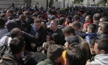 Нови сблъсъци в Тирана, окупирана е сградата на полицията