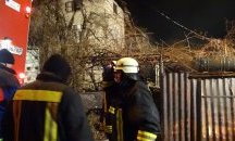 Пожар от запалени боклуци на двор изпепели цяла къща в Харманли