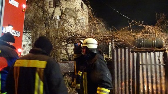 Пожар от запалени боклуци на двор изпепели цяла къща в Харманли