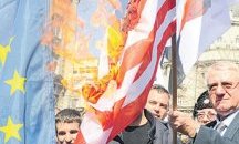 Воислав Шешел запали знамена на САЩ и ЕС в центъра на Белград