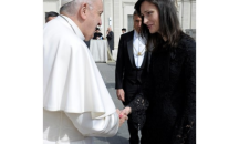 Комисар Мария Габриел при папа Франциск във Ватикана