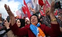 Управляващите в Турция засега печелят с 52,21%