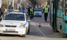 Автобусен шофьор загина след като се заби в спирка