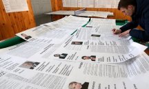 Украински кандидат за президент показа попълнена бюлетина, полицията го подгони