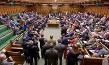 Британският парламент спира работа