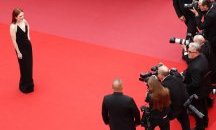 Звездните дами над 50, които впечатляват със свежестта на стила си