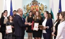 Румен Радев отличи студенти и докторанти с едногодишна стипендия