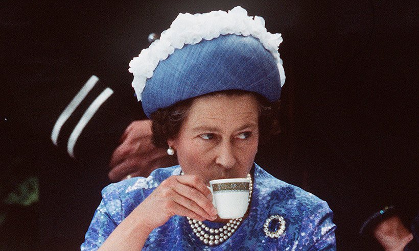 Десетте строги правила за чай с Кралица Елизабет II