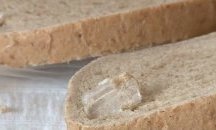 Жена намери стъкло в хляба преди да направи закуска