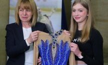 Фандъкова подари костюм с 5000 камъка "Сваровски" на фигуристката Фейгин