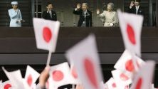 Японския император Акихито и императорското семейство поздравяват на гражданите. След 30 години от царуването си, Император Акихито ще абдикира на 30 април 2019 г. и синът му принц Нарухито ще се възкачи на трона на 01 май 2019 г. 