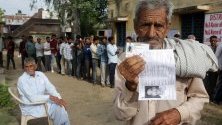 Индийски селянин, чакащ да направи своят избор на състоящите се избори. Днес започва фаза 1 на парламентарните избори в Индия