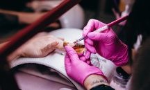 Американка за малко да загуби ръката си след маникюр
