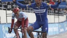 Проведе се 117 състезание по колоездене Париж- Рубе. Фотографията улавя победоносния момент на Филип Гилберт от Белгия при преминаването на финалната линия