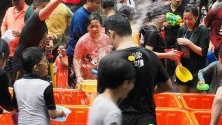 Днес се проведе фестивалът &quot;Сонгкран&quot; се отличава с масова водна война. Фестивалът се свъзва с честването на тайланската нова година и продължава няколко дни. 