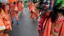 Бенгалски танцьори изпълняват танц Чау по време на карнавал във връзка със Световния ден на изкуството. Международната асоциация на изкуствата, избира рождения ден на Леонардо да Винчи като празник на изкуствата. 