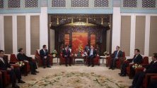 Среща на върха в Пекин, Китай между китайския министър –председател Ли Къцян и колегата му външния министър на Япония- Таро Коно  