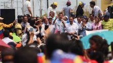 Венецуелския президент Хуан Гуайдо, признат като държавна глава от повече от 50 страни в целия свят , говори пред гражданите на щата Сулия, Венецуела. 
