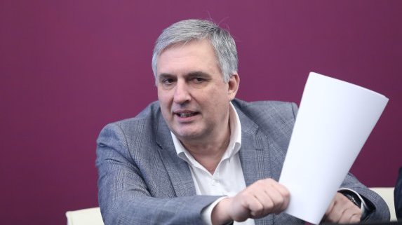 Ивайло Калфин: Решението за първия ден на болничните е глупаво