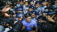 Журналистите на Ройтерс Уа Лон и Куан Съ О напускат съда в Янгон, Мианмар. Репортерите спечелиха наградата Пулицър за разследването си на убийствата на 10 мюсюлмани в щата Ракхайн, Мианмар, където намират масивен гроб с останките на мъжете. Декември 2017 са задържани и подведени под отговорност за притежание на класифицирани полицейски документи.  
