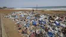 Поглед към пластмасовите отпадъци на Южния плаж на Монровия, Либерия. Гъсто населените общности в Либерия и други части на западноафриканския регион няма изградена инфраструктура за справяне с екологичните проблеми. 