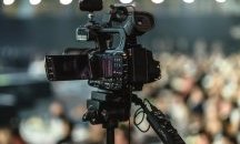Американец поиска обезщетение от родителите си, изхвърлили скъпа порно колекция