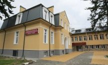 Осмокласник прати деветокласничка в болница след ритник в корема