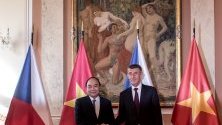 Чешкият министър Андрей Бабиш се ръкува с виетнамския министър председател Нгуен Пук преди дипломатическата им среща в Прага, Чехия