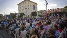 Граждани присъстват на отбелязването на 58 годишнина от кубинската революция на Фидел Кастро. 
